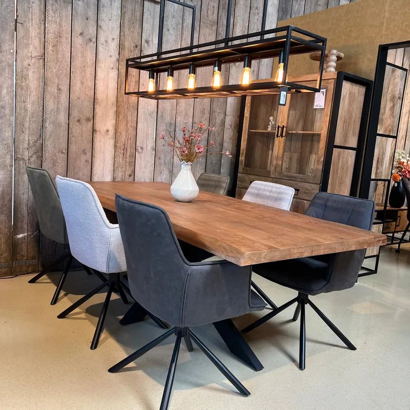 moderne eettafel en eetkamerstoelen.