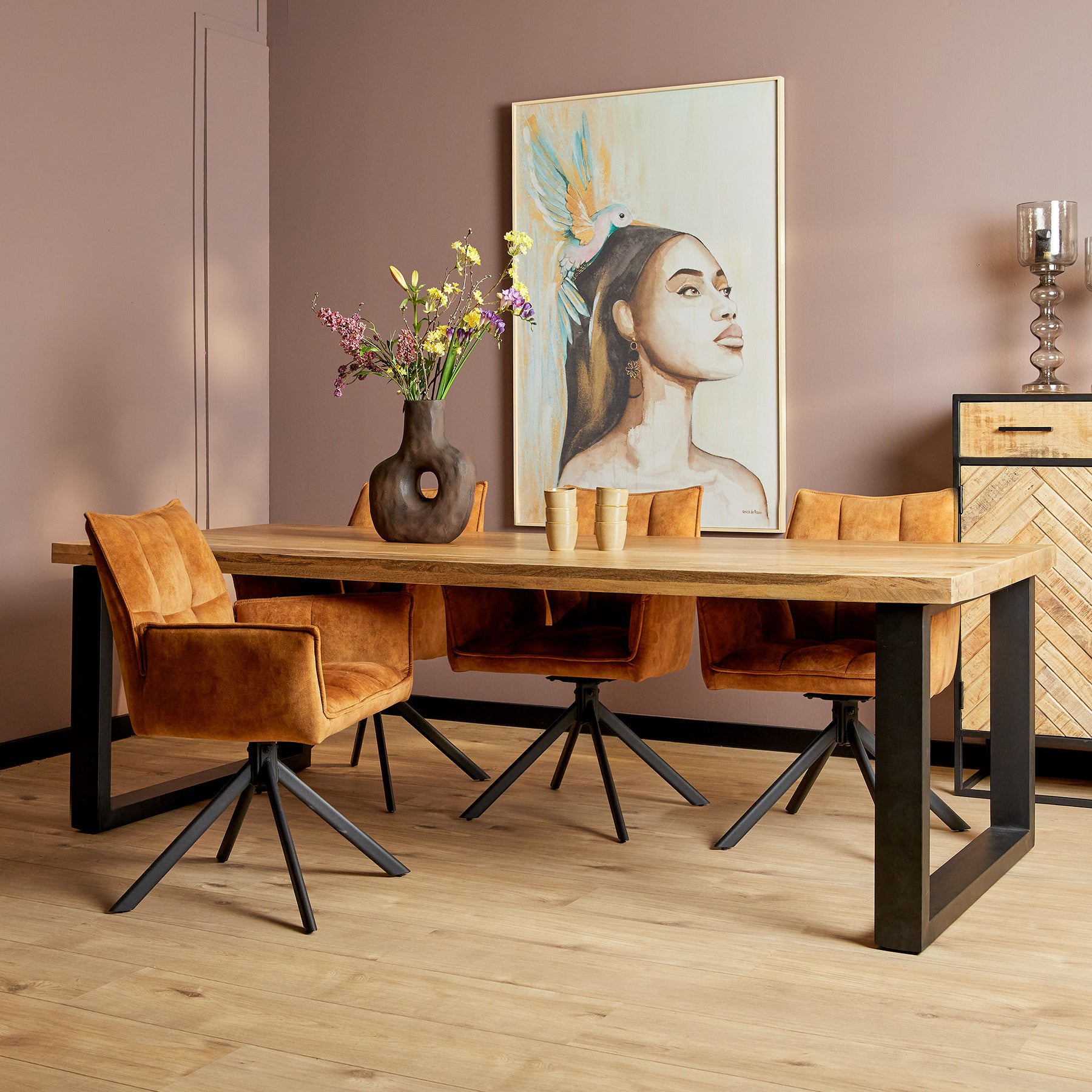 Mangohout eettafel met zwart metalen poten in een moderne eetkamer.