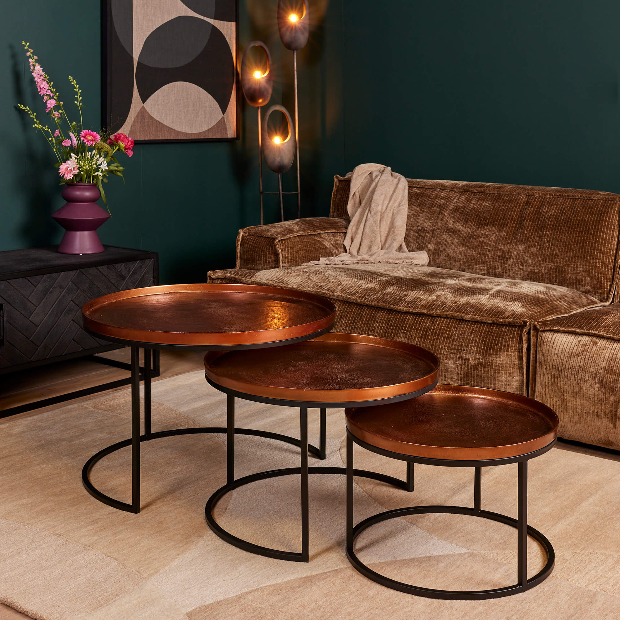 Trendy meubelen Friesland Koperen bijzettafel set van 3 in moderne woonkamer.