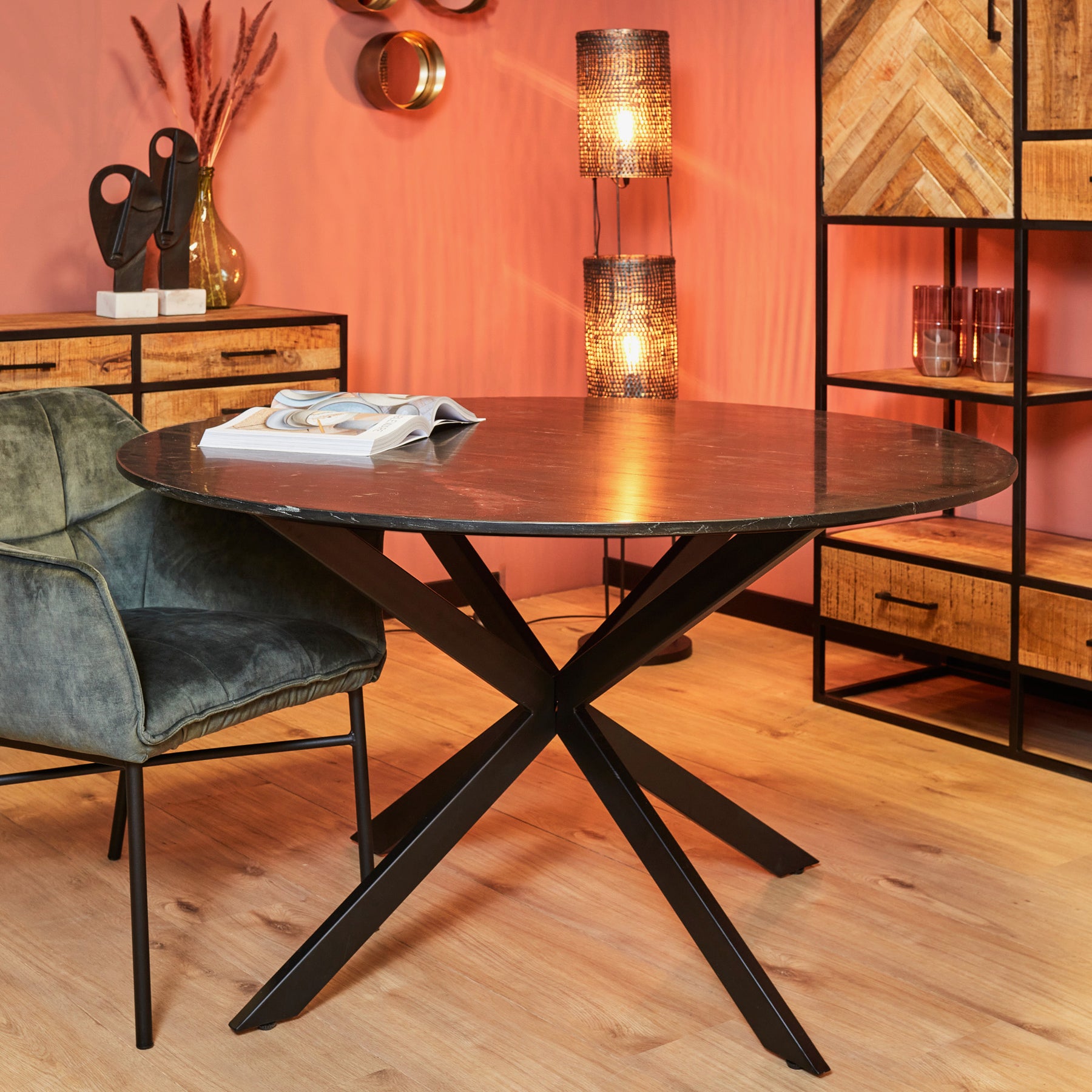 ronde zwarte eettafel van metaal en marmer style top.