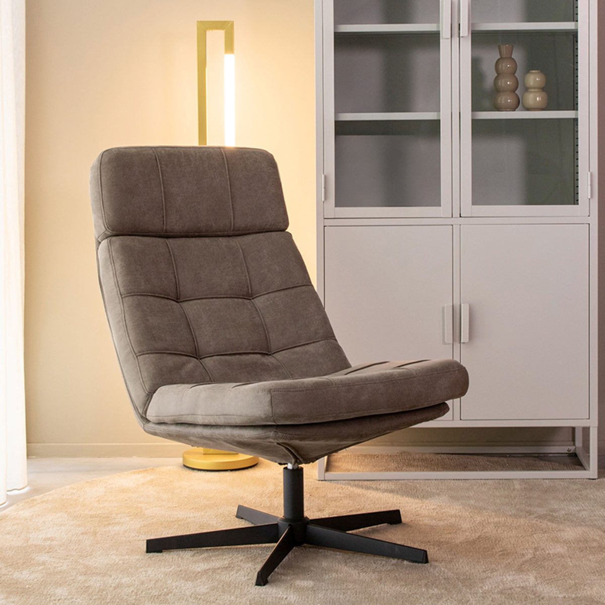 Fauteuil van microvezel stof in grijs.