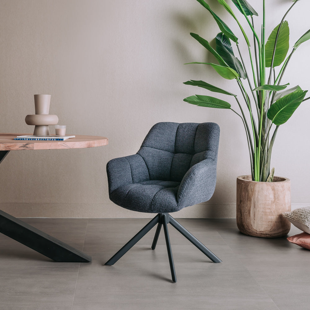 Blauw stoffen eetkamerstoel in moderne zithoek.