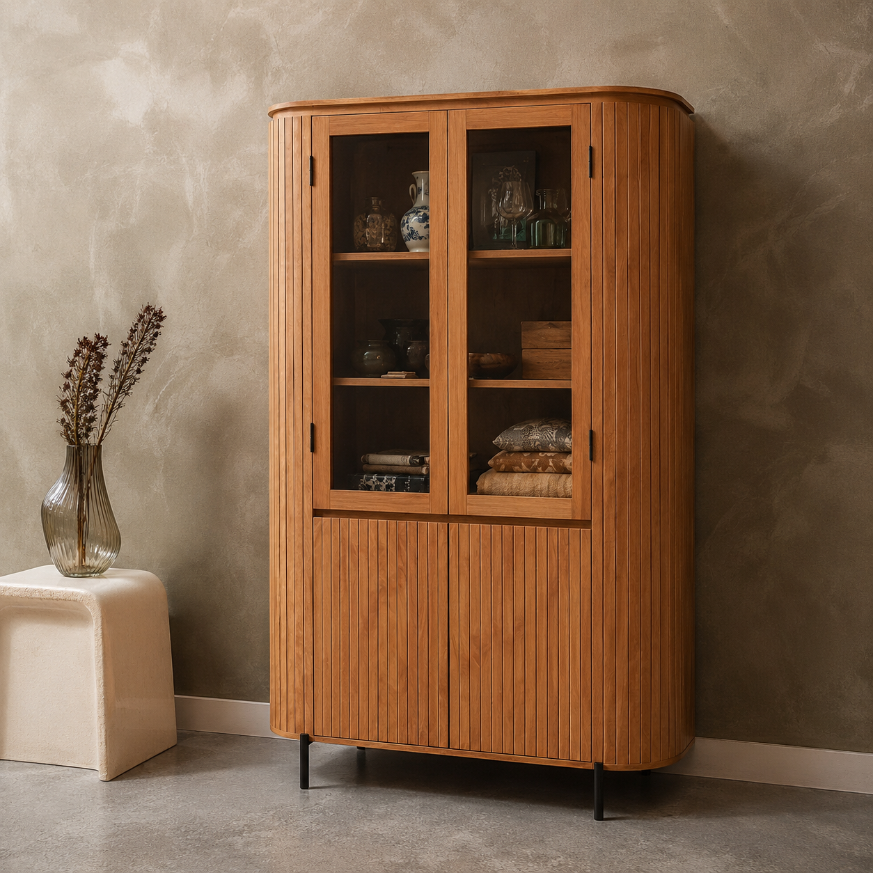 Vitrinekast Solana naturel mangohout met houten glasdeuren in woonkamer