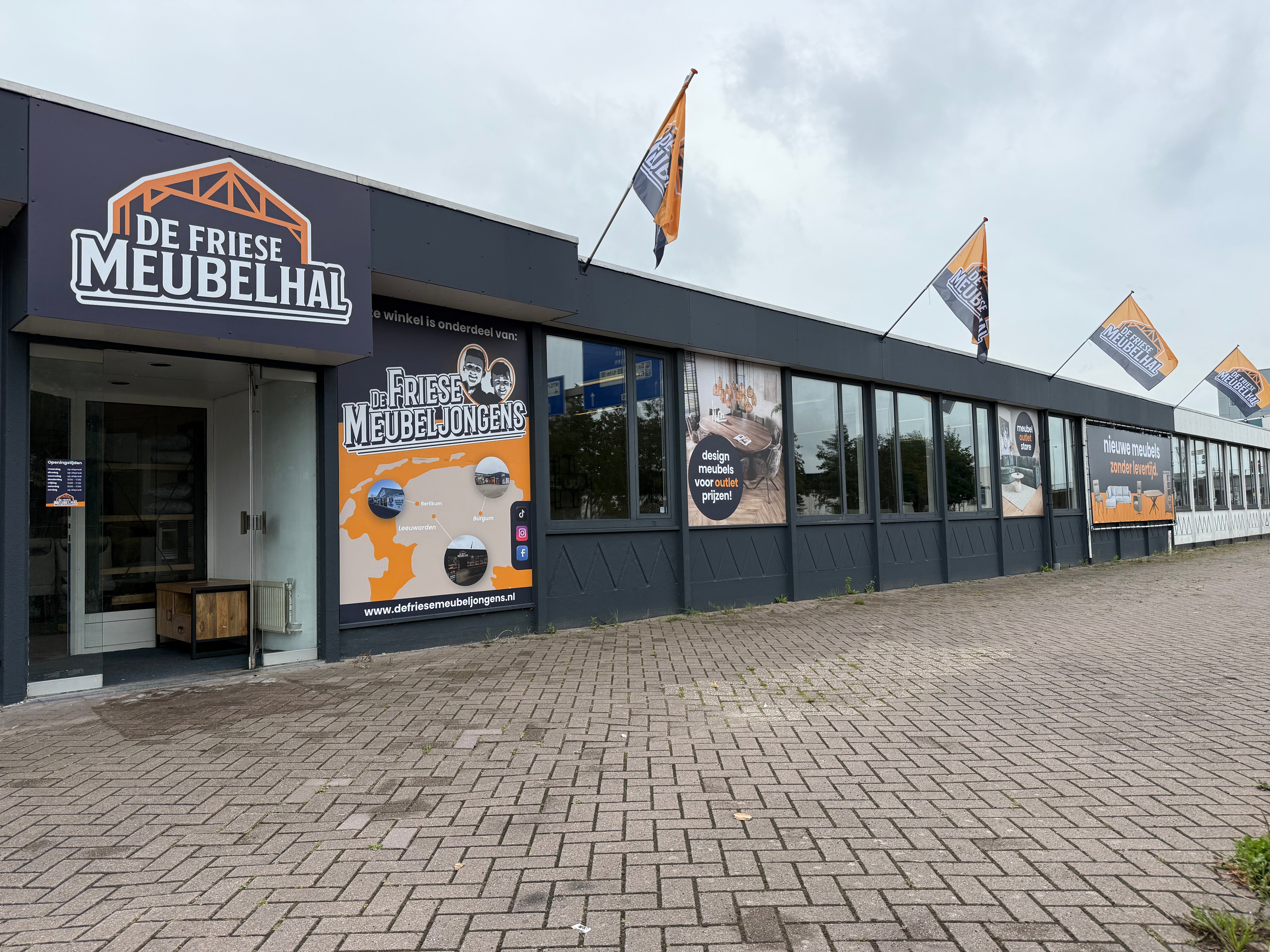 Meubelzaak De Friese Meubelhal van De Friese Meubeljongens in Leeuwarden.