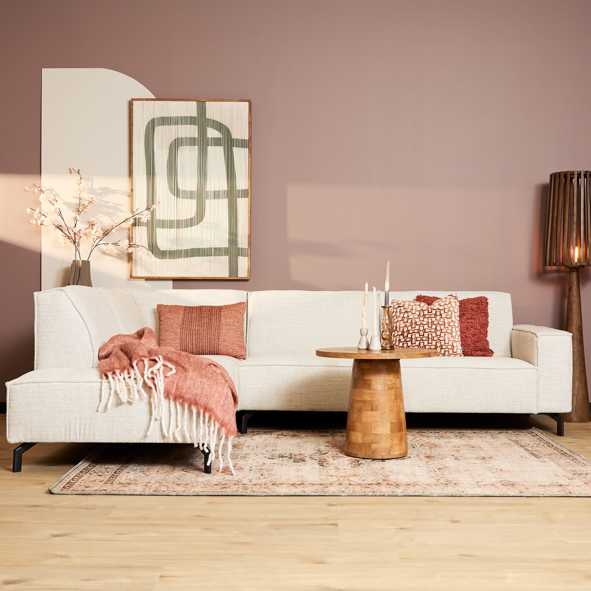 Vloerkleden rechthoek in trendy woonkamer met roze warme tinten.
