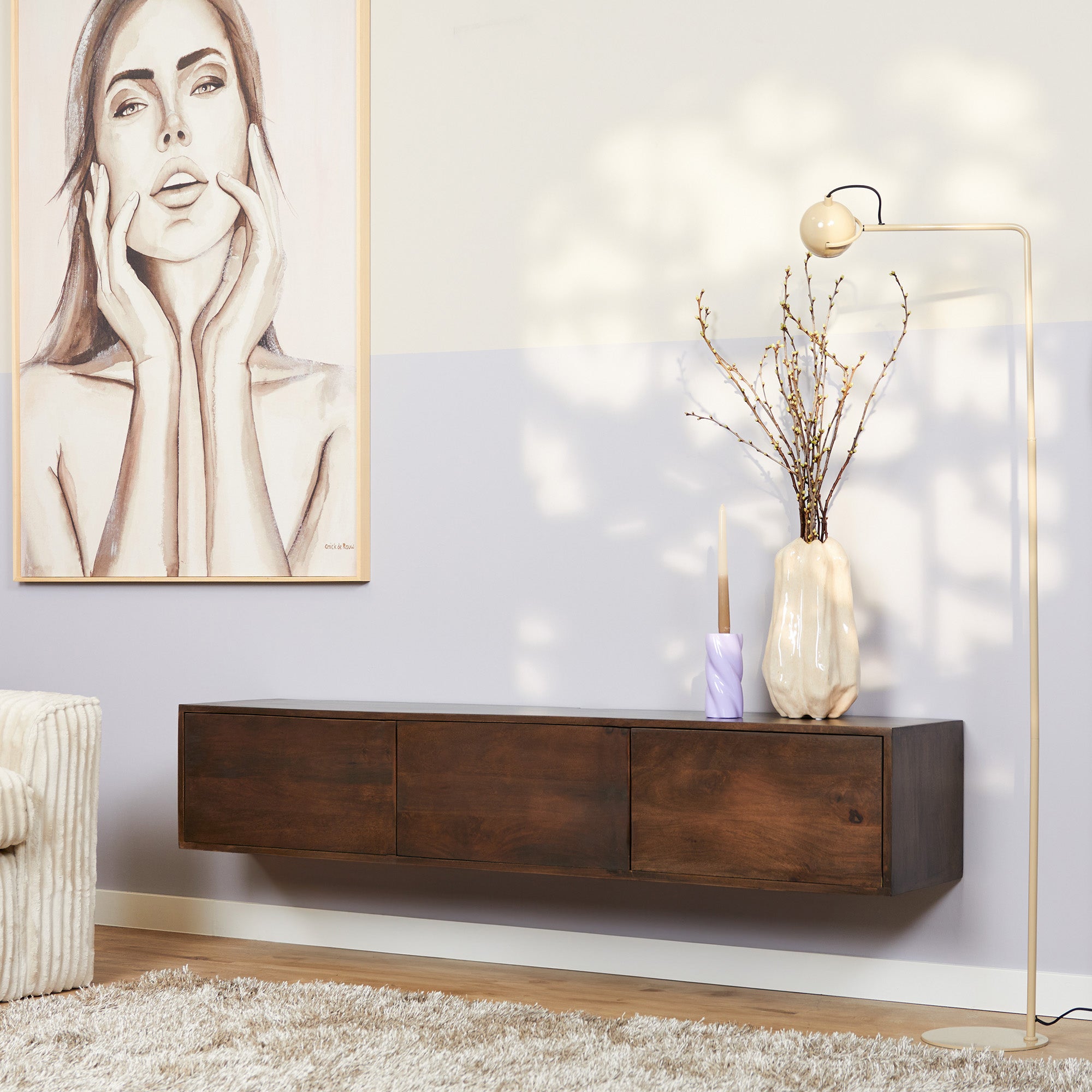 Zwevend walnoten tv meubel in modern interieur.