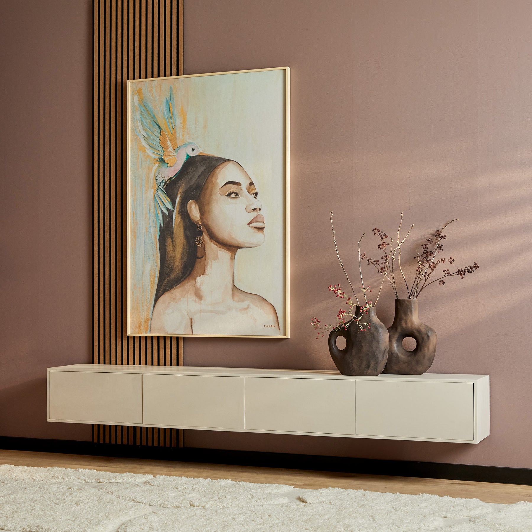 tv meubel 240 cm in wit in een roze moderne woonkamer.