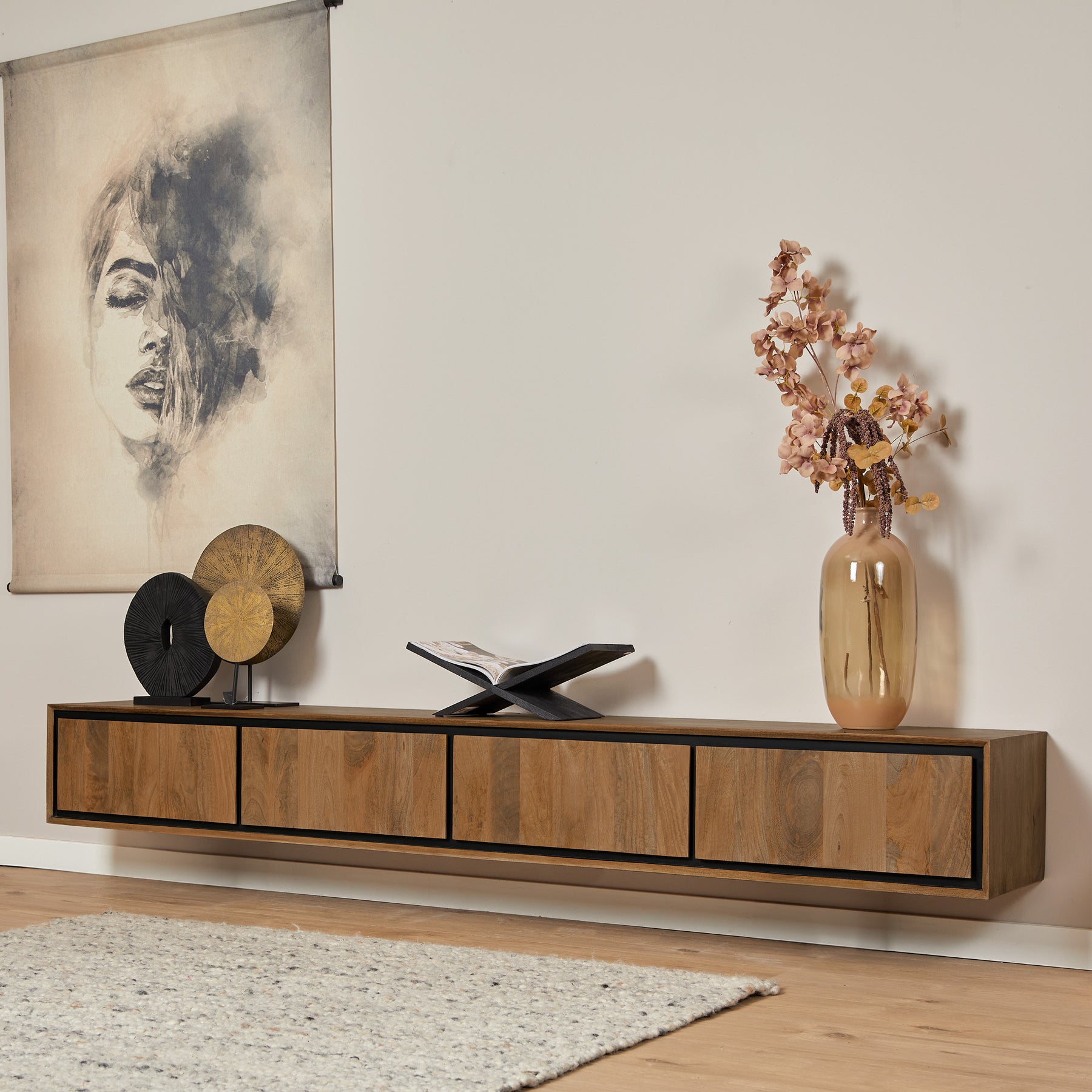 tv meubel 240 cm van hout in een moderne woonkamer.