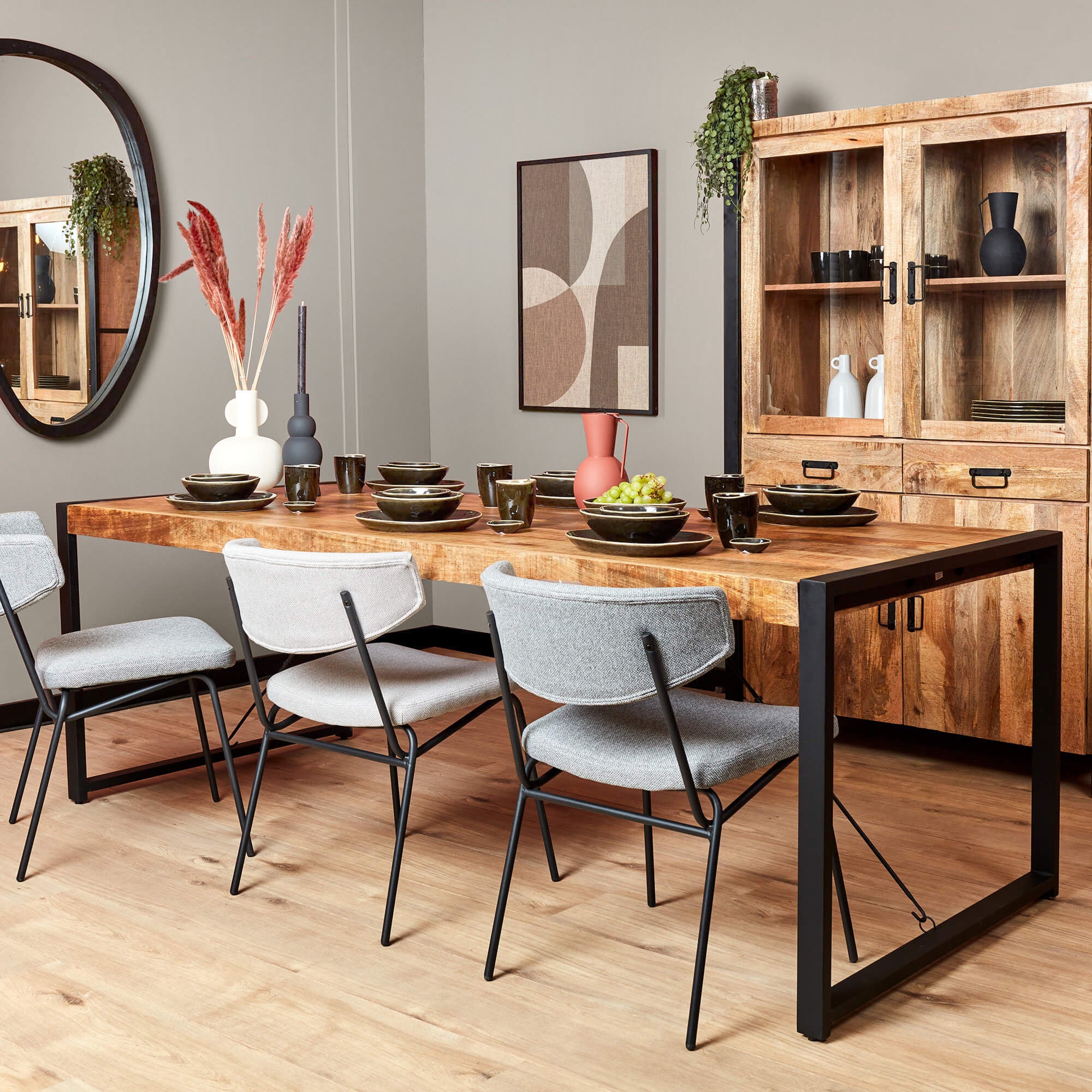 Eetkamertafel 220 cm van mango hout en zwart metaal in een modern interieur.