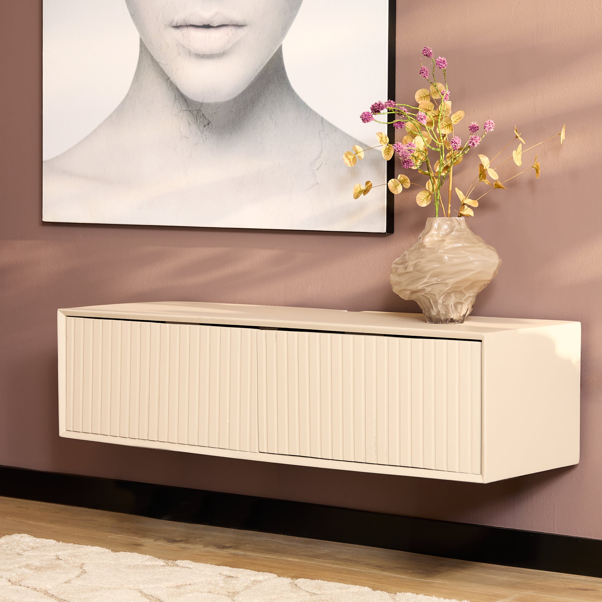 Zwevend wit tv meubel van 100 cm in moderne stijl op een roze muur.