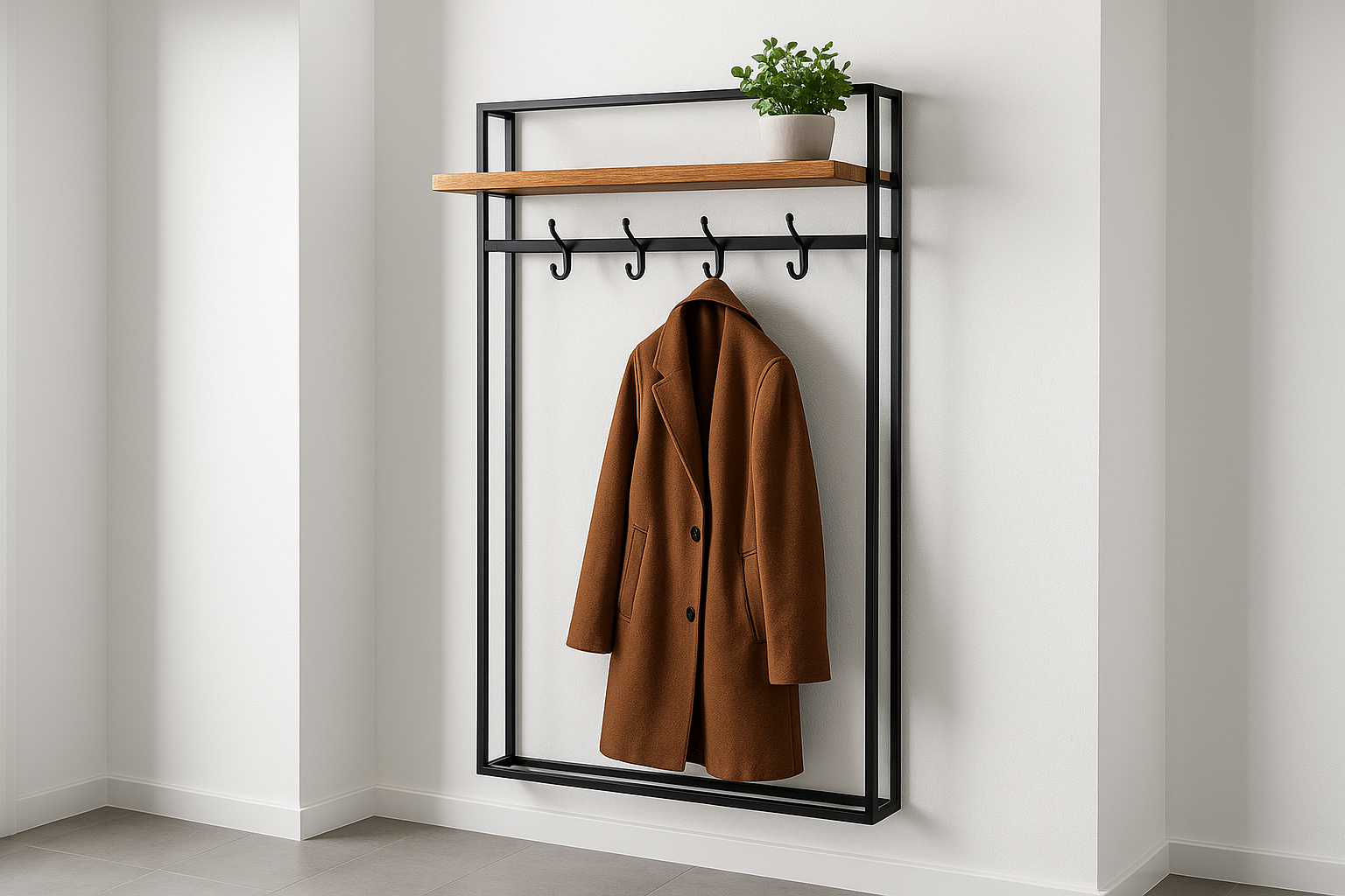 een industriële zwarte metalen hoedenplank kapstok met een houten plank erbovenop in een moderne hal met een bruine jas eraan en een plant op de plank.
