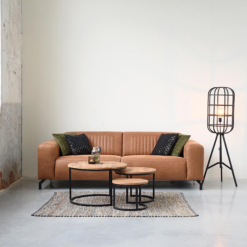 Modern industrieel interieur met leren bank met hout en zwart metalen salontafel set.