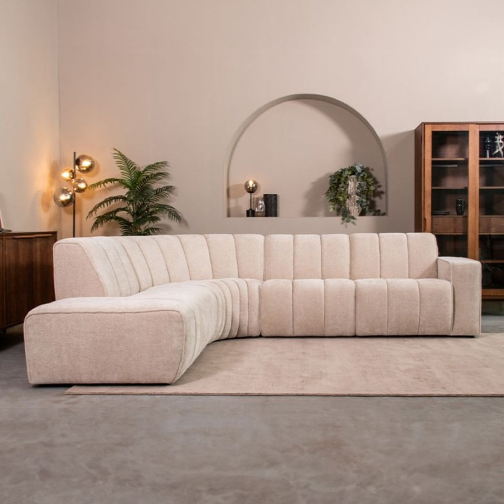 Comfortabele witte bank in modern interieur van woonwinkels in friesland.