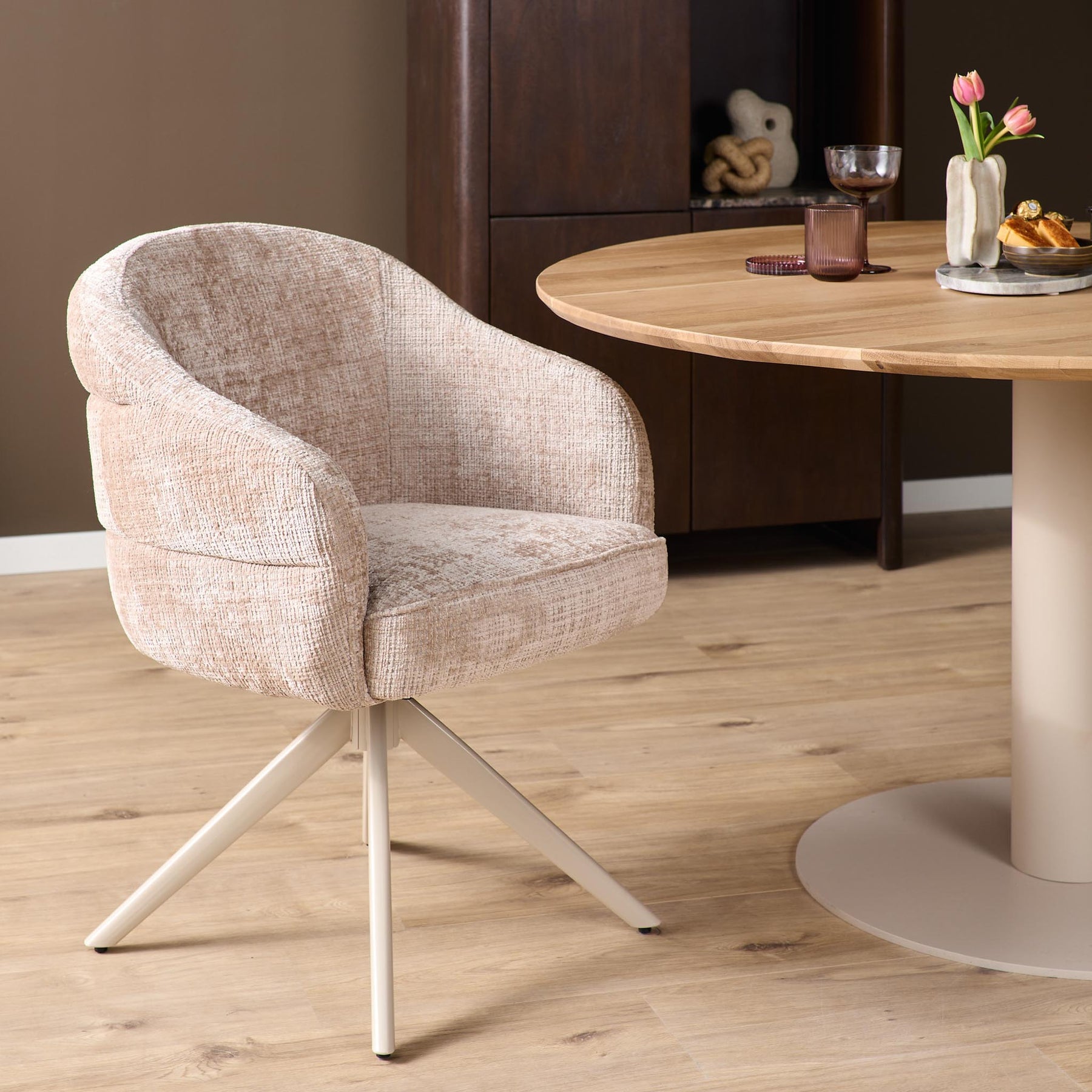 Draaibare eetkamerstoel Bella met armleuning - zitting beige, zandkleurig onderstel - Starfurn