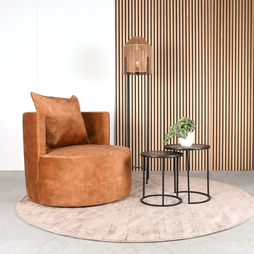 Luxe meubelen friesland bruin koper rond velvet fauteuil in trendy zithoek.