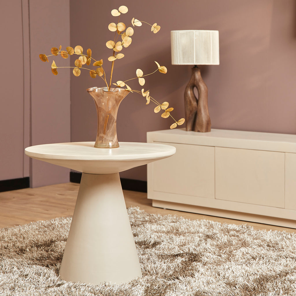 1 salontafel van een salontafel set van 3 in moderne stijl in het wit in een trendy woonkamer met roze muren.