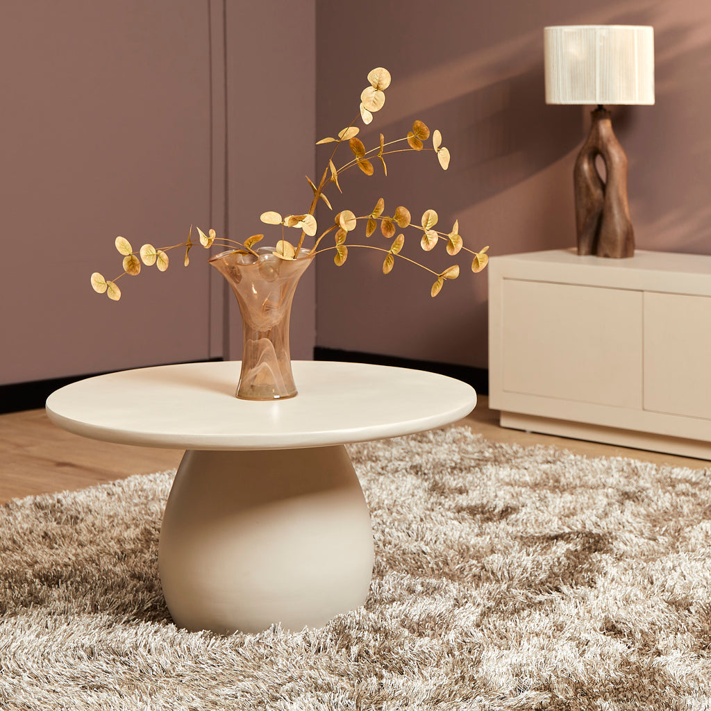 Luxe meubelen Friesland modern rond wit salontafel in trendy woonkamer.