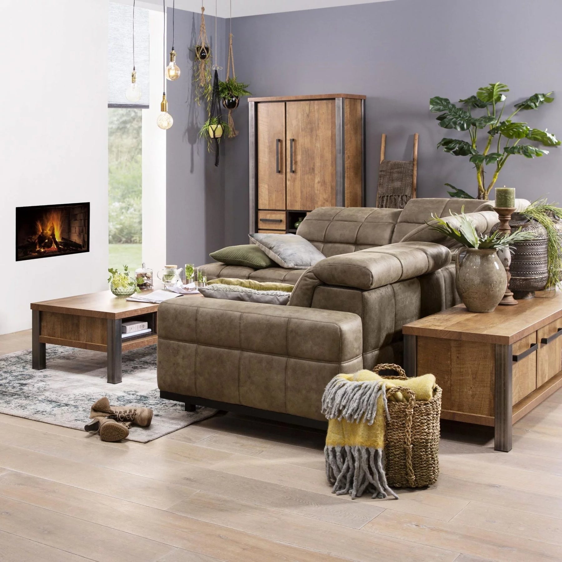 Moderne comfortabele kleurrijke woonkamer met bruin grijze verstelbare band en paars groene accent kleuren.