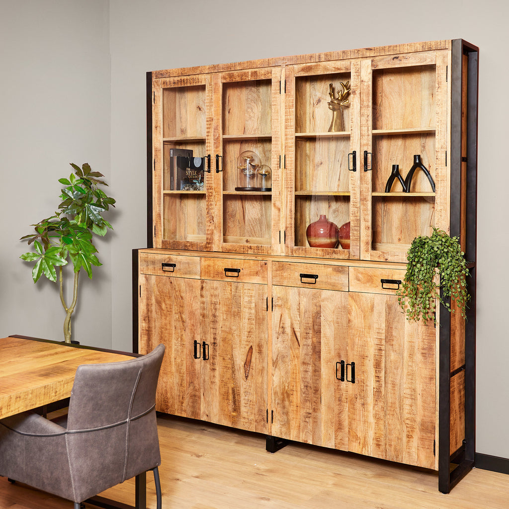 Goedkope vitrinekast van mango hout en zwart metaal in een modern interieur met grijze muren.
