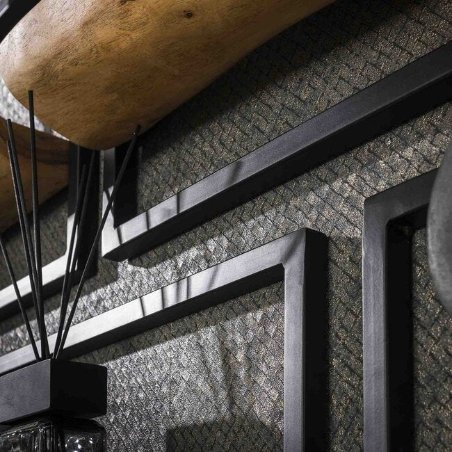 Close up van een hout en zwart metalen wandrek.