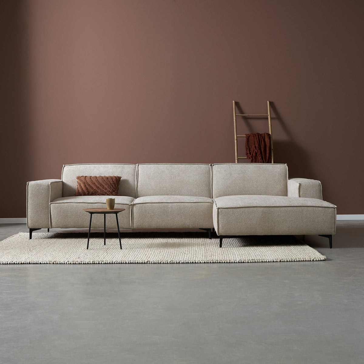 River bank met chaise longue rechts van Pepp Interiors