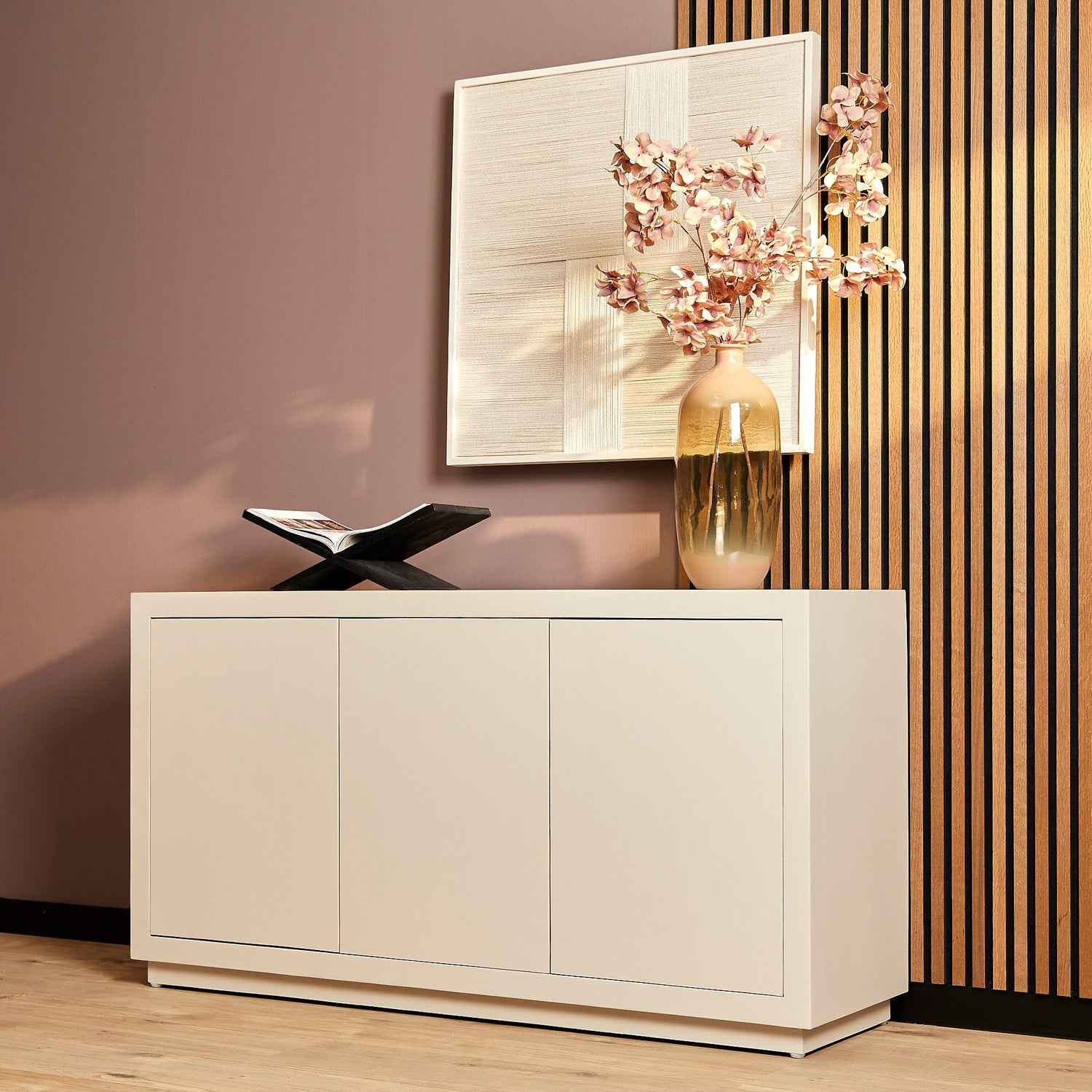 Minimalistisch interieur inrichten met mangohouten dressoir - De Friese Meubeljongens