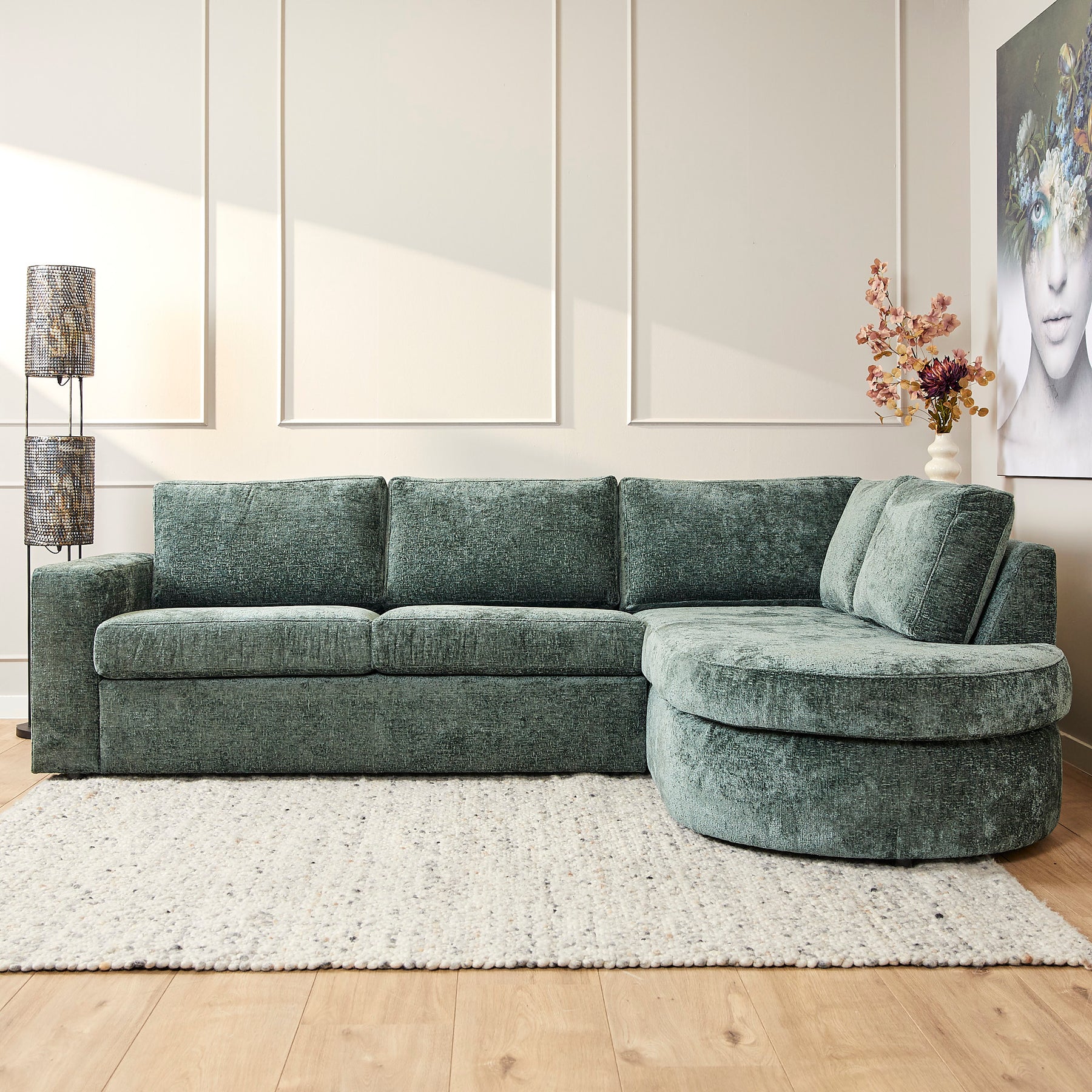 Vloerkleden rechthoek van zacht sterk textuur stof in wit met groene zachte bank in een moderne woonkamer.