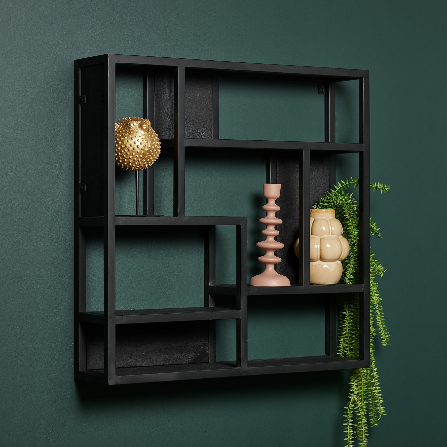 Wandplank metaal industrieel wandrek op een donker blauwe muur.
