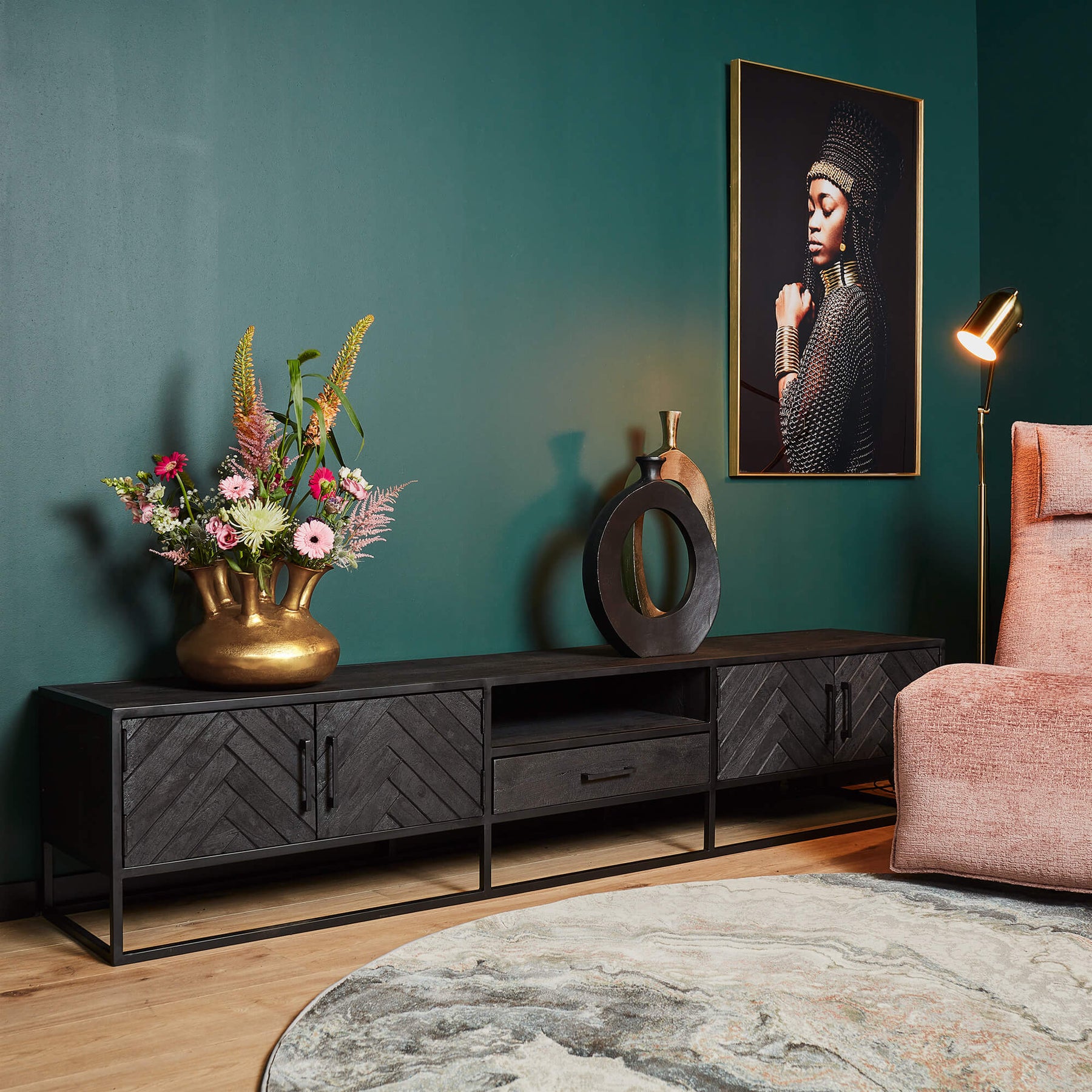 tv meubel 240 cm van zwart hout in een luxe modern interieur.