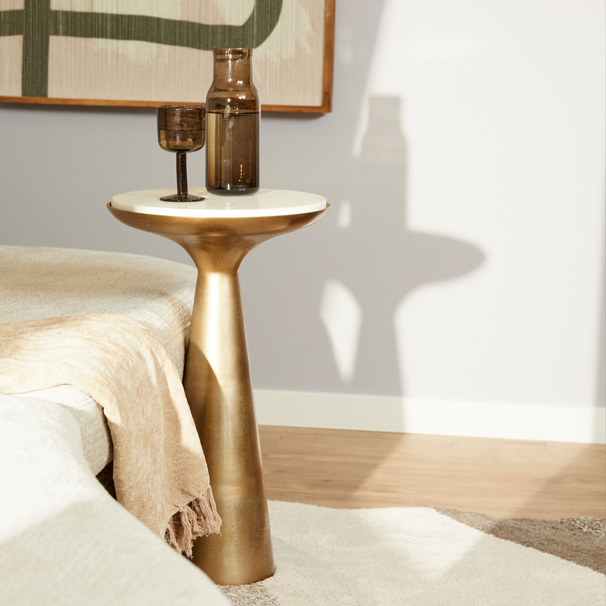 Luxe Interieur Friesland bijzettafel van goud en marmer steen in een moderne trendy woonkamer.