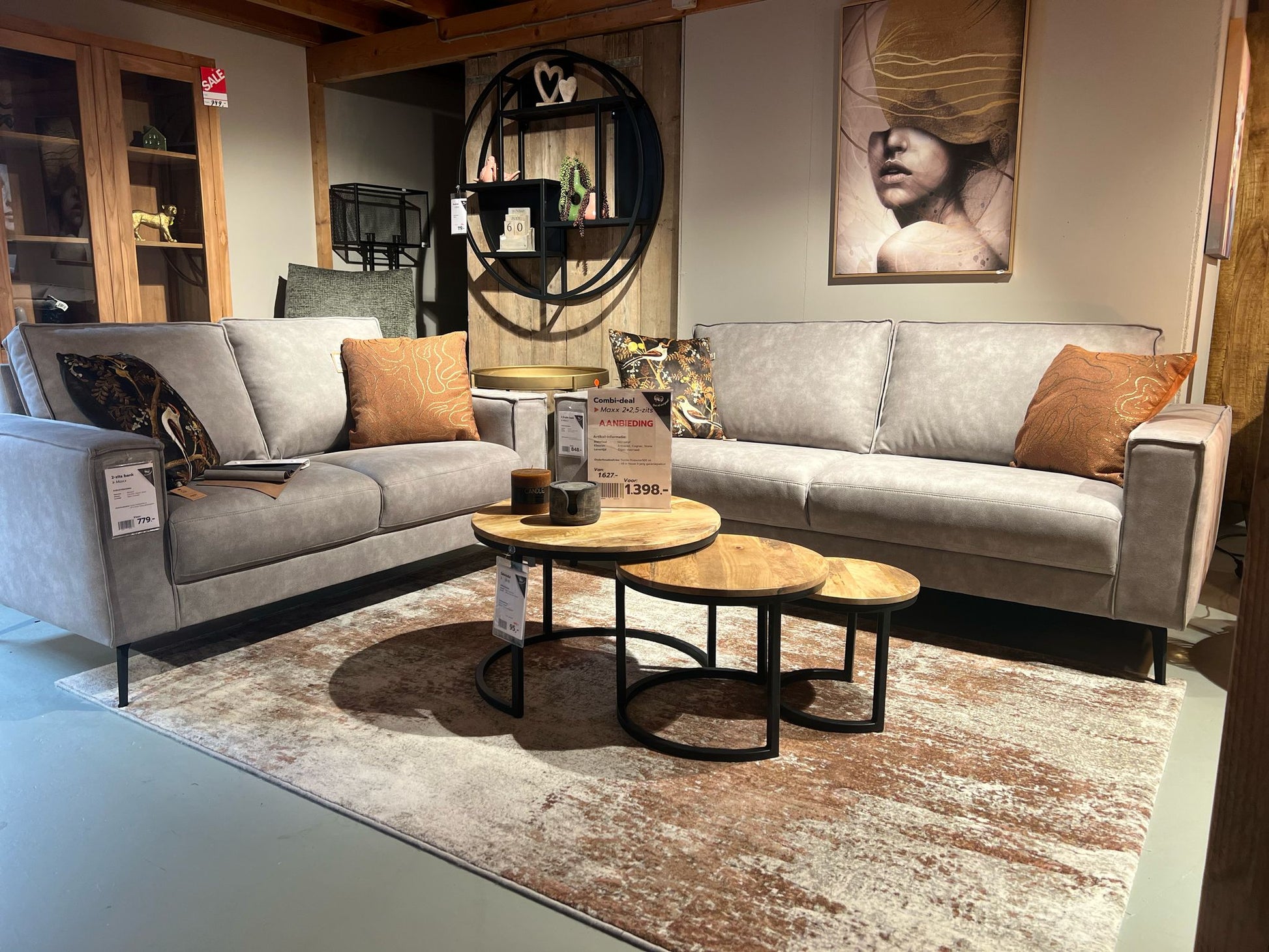 Bankstel Maxx in microvezel kleur Steel in een woonkamer met salontafels en vloerkleed