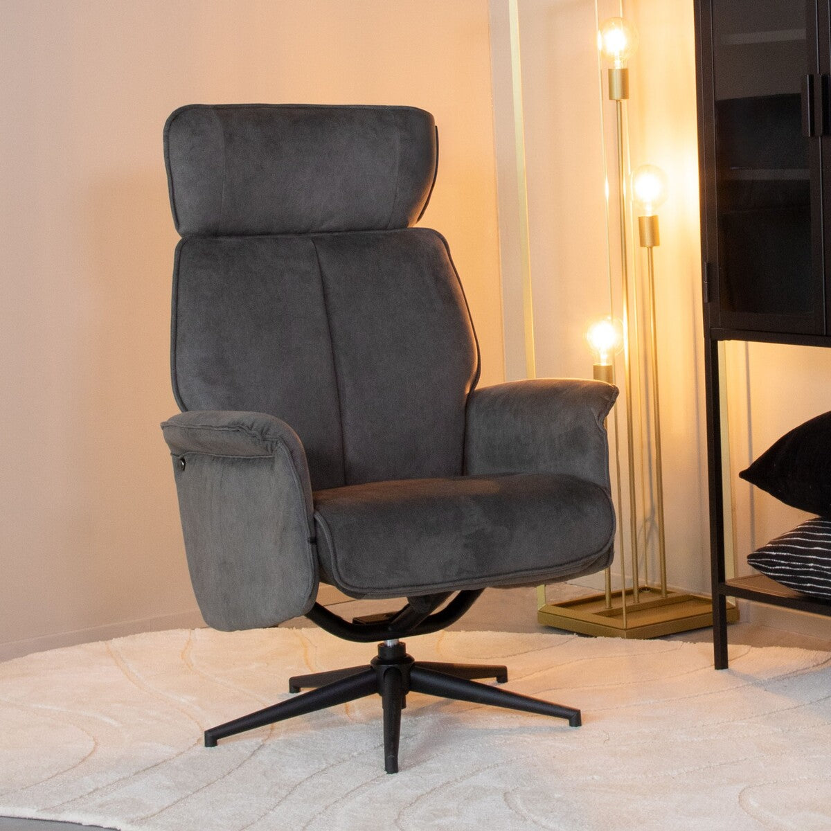 Grijs fauteuil.