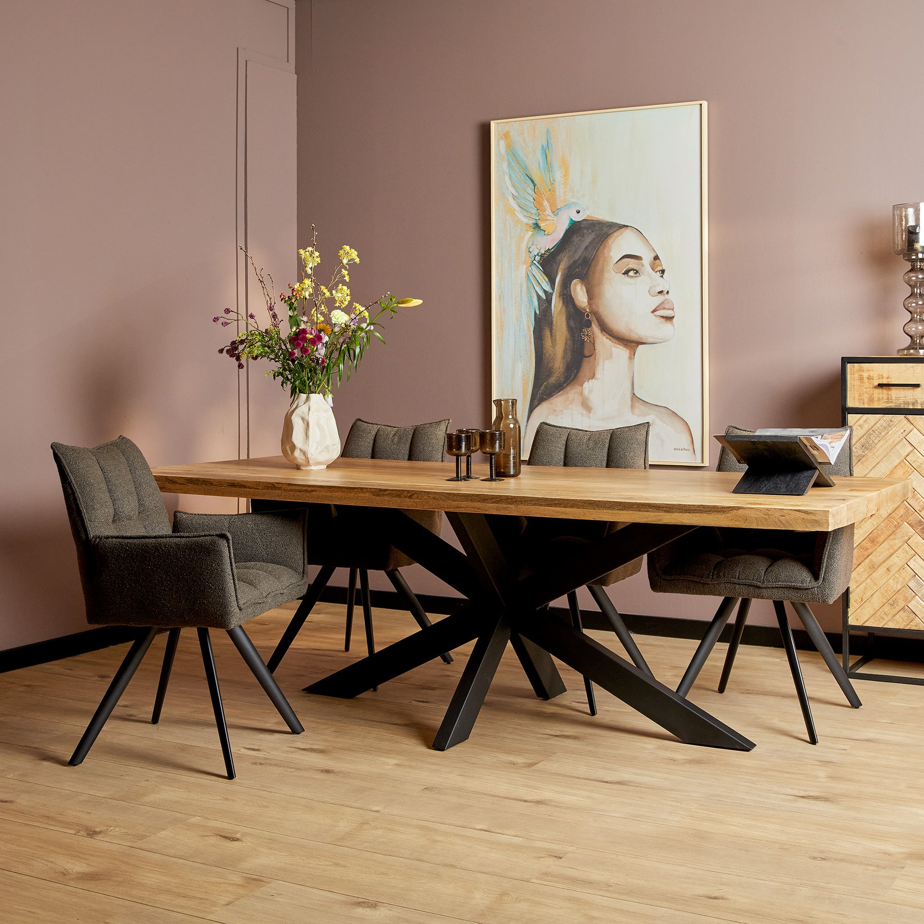 Eetkamer met moderne meubels van De Friese Meubeljongens.