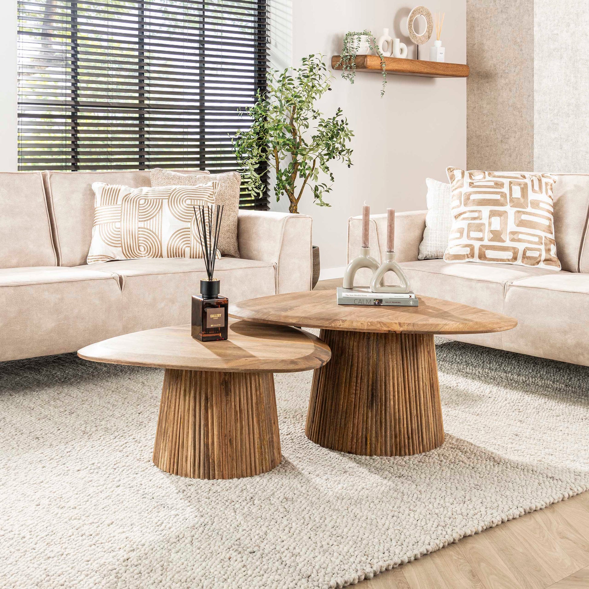 Salontafel Wave driehoekig set van 2 / Massief mango zand