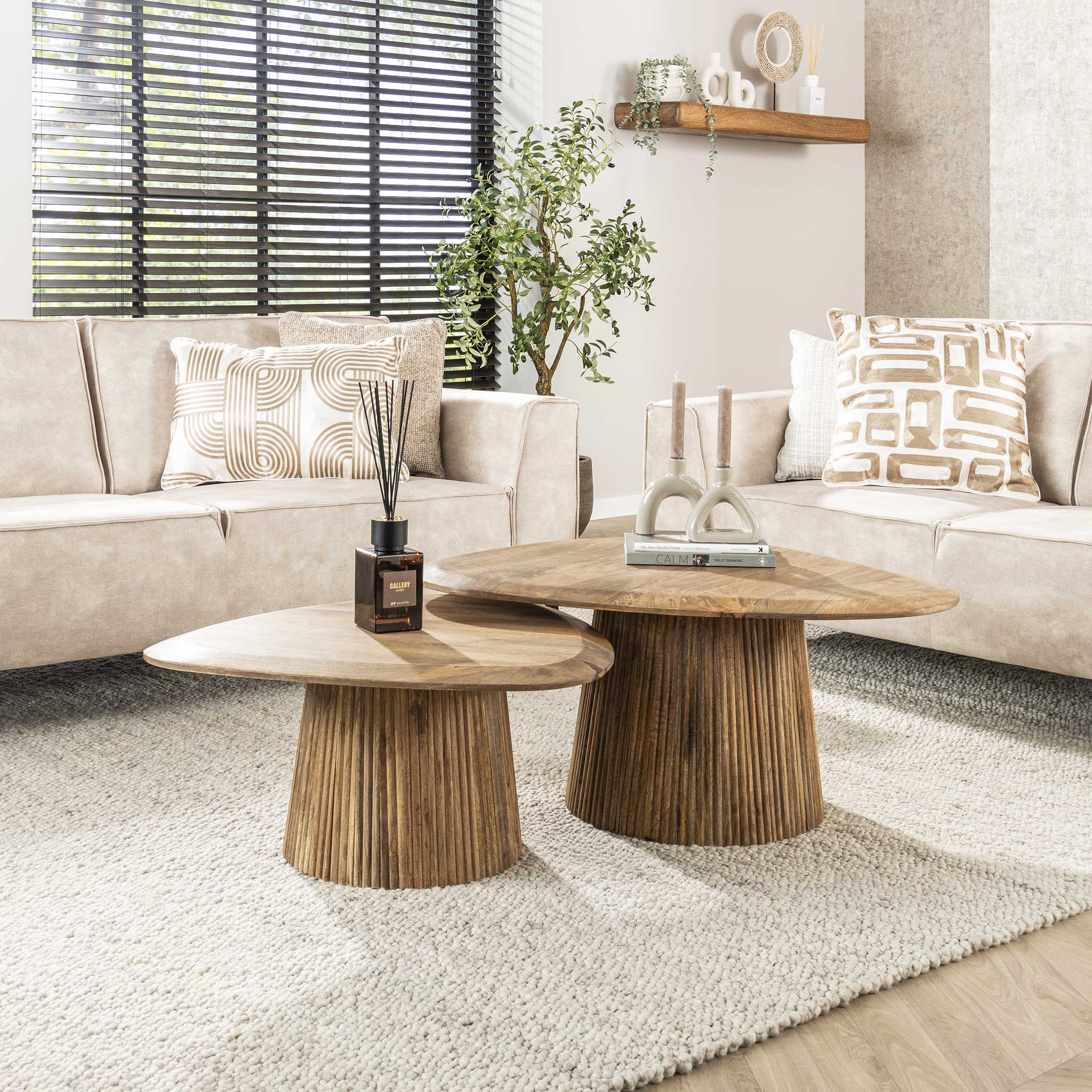 Salontafel Wave driehoekig set van 2 / Massief mango zand
