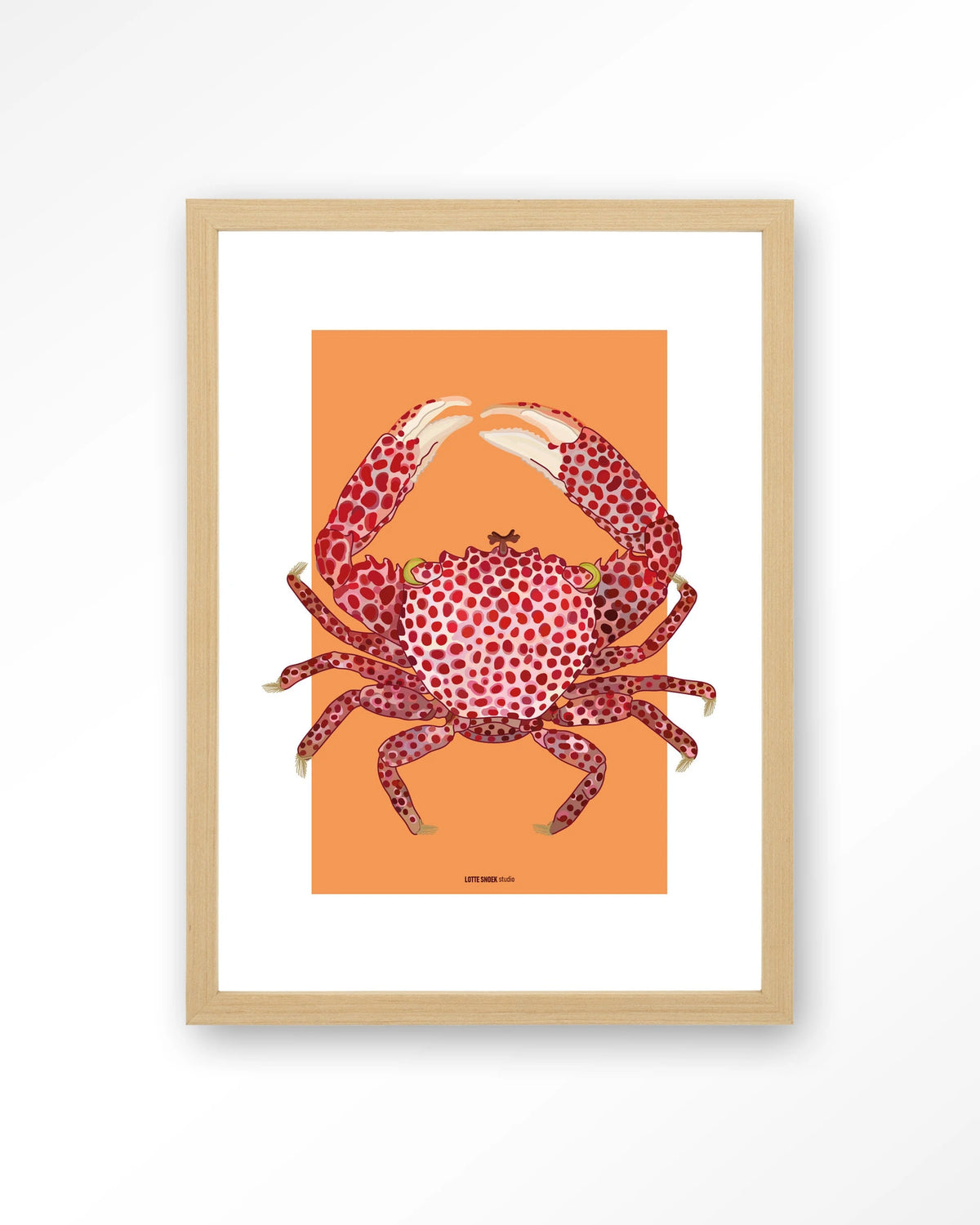 Trapezia – rode krab op oranje – Art print – Hout naturel