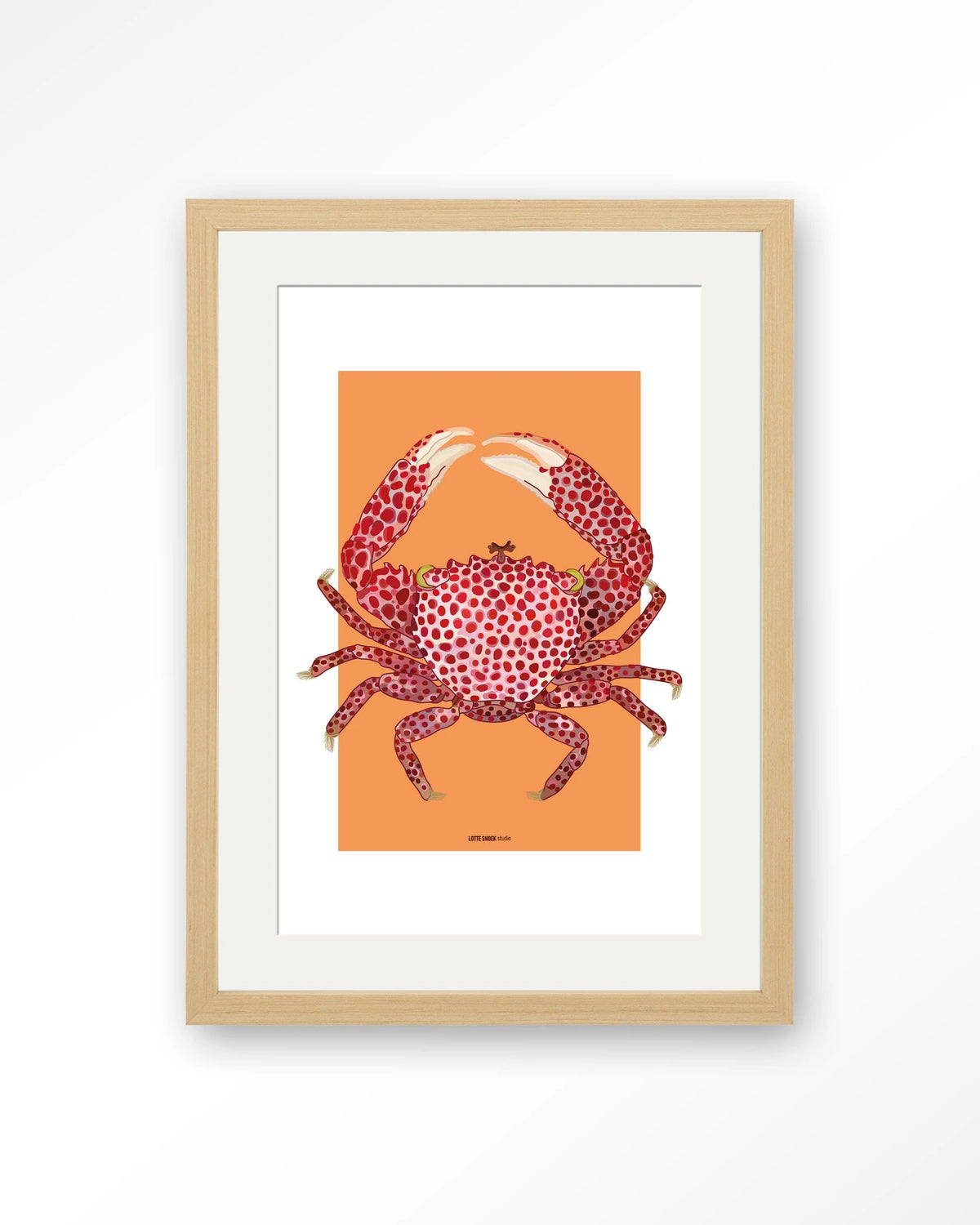Trapezia – rode krab op oranje – Art print – Hout naturel + passe-partout