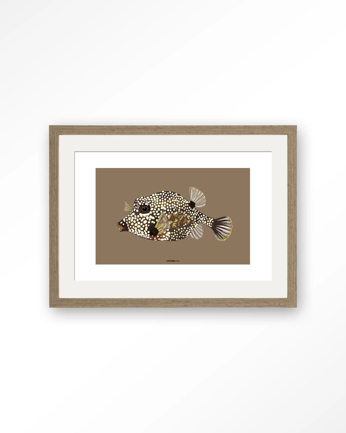 Bisou – koffervis illustratie – Art print – Hout bruin + passe-partout