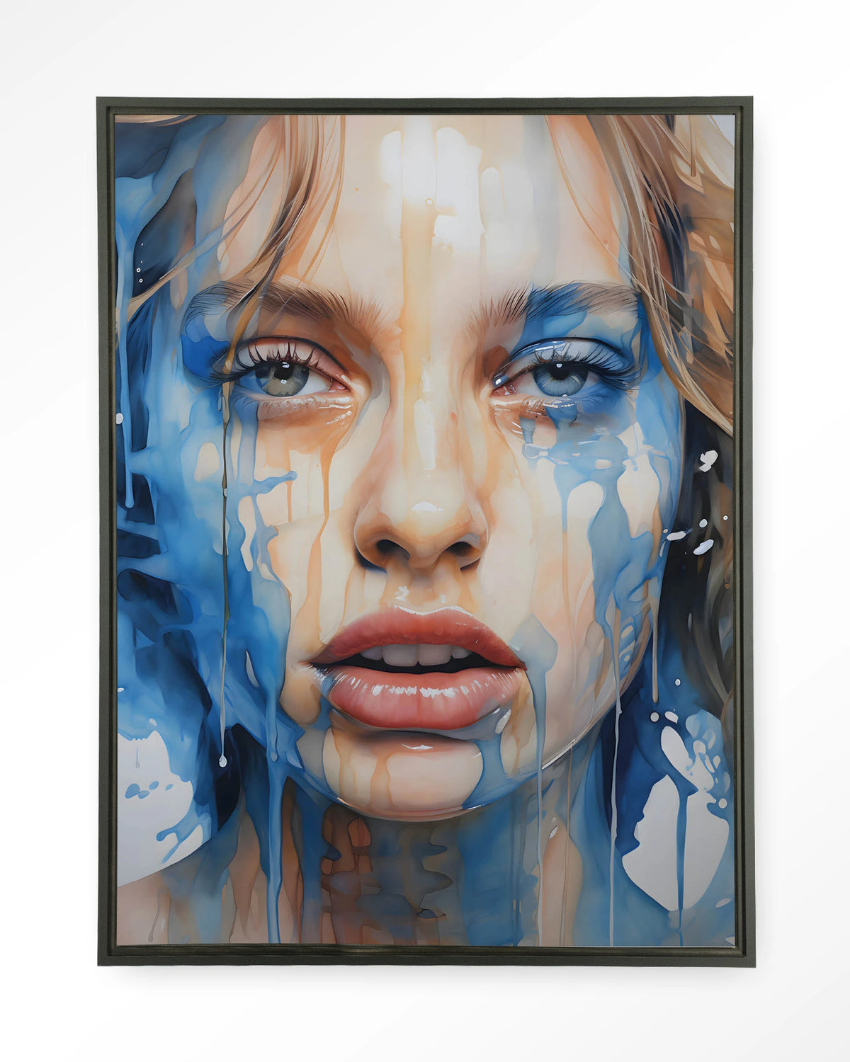 Aqua – portret van vrouw in blauwe verf – Wandkleed – Floating frame – zwart