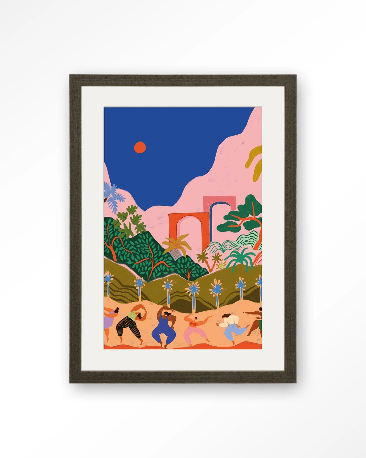 Dancing In Paradise – dansende mensen in tropisch landschap – Art print – Hout donkerbruin + passe-partout