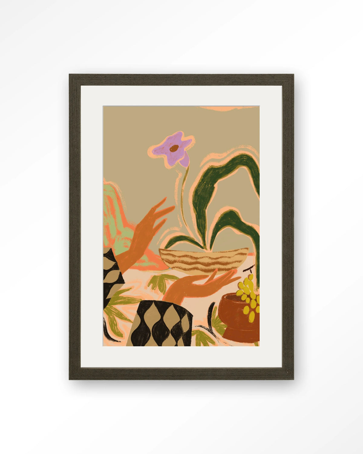 The Power of One – handen met plant en druiven – Art print – Hout donkerbruin + passe-partout