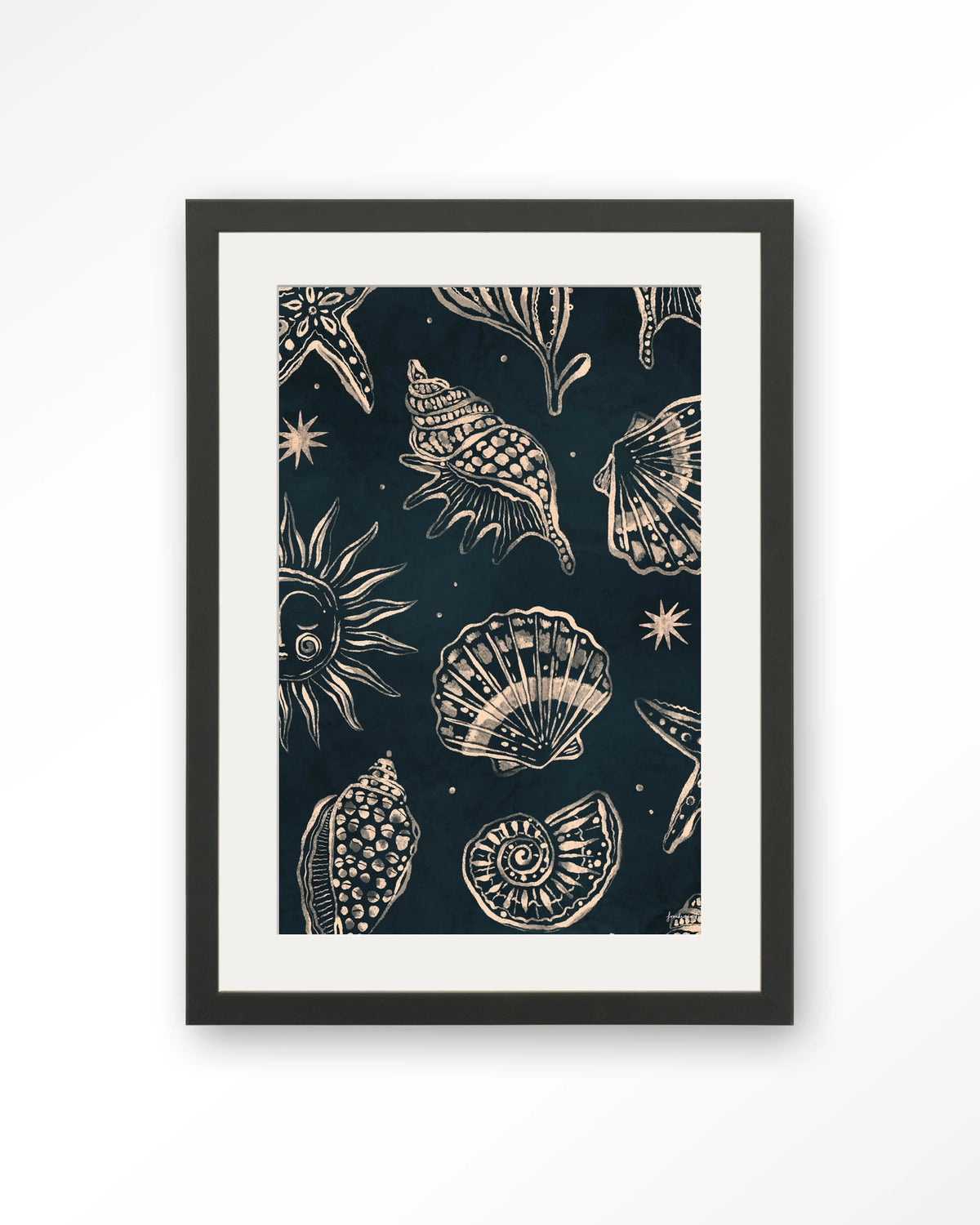 Seashells Midnight – schelpen op donkerblauw – Art print – Hout zwart + passe-partout
