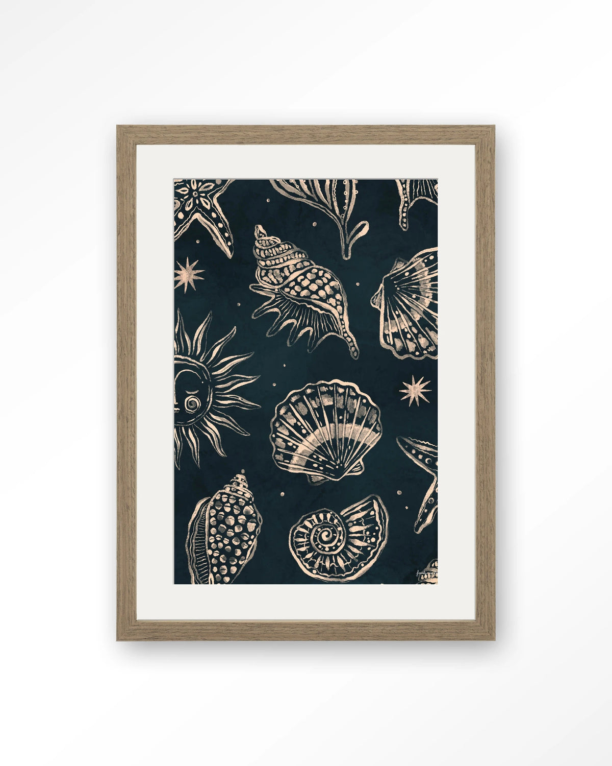 Seashells Midnight – schelpen op donkerblauw – Art print – Hout bruin + passe-partout