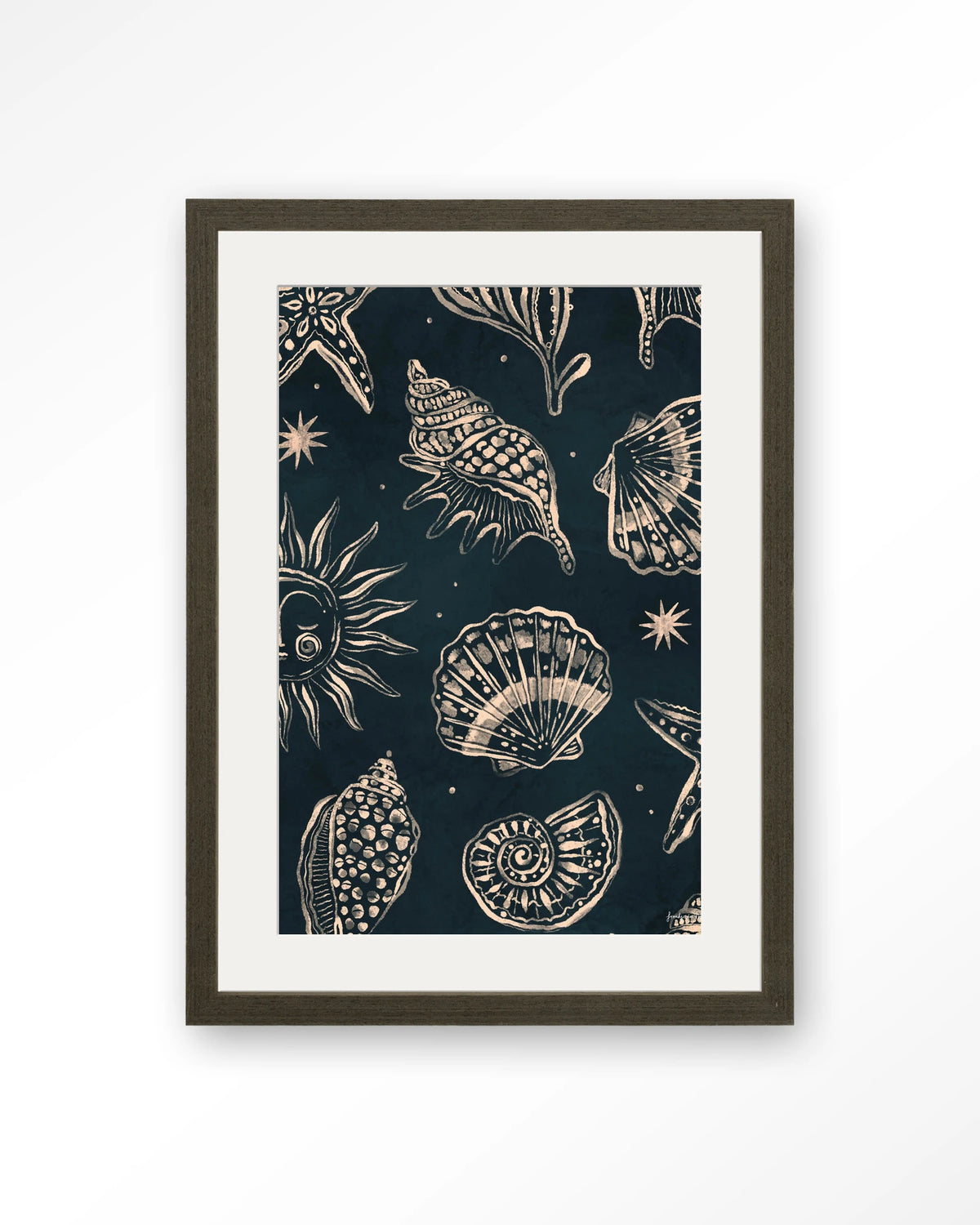 Seashells Midnight – schelpen op donkerblauw – Art print – Hout donkerbruin + passe-partout