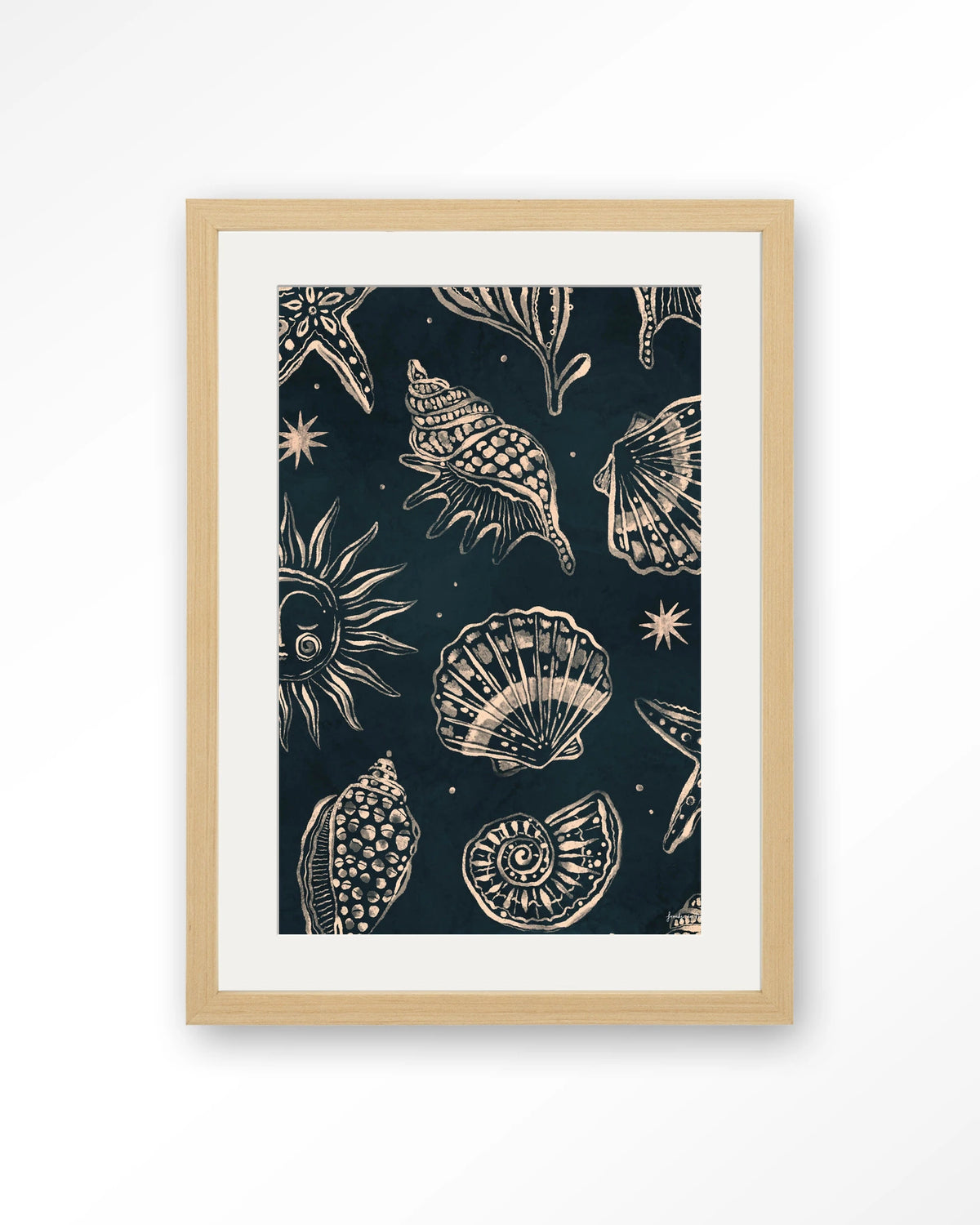 Seashells Midnight – schelpen op donkerblauw – Art print – Hout naturel + passe-partout