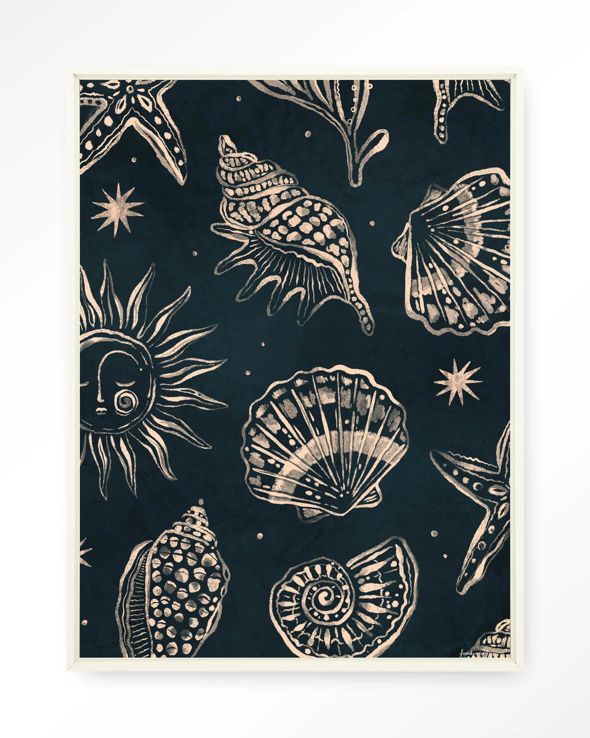 Seashells Midnight – schelpen op donkerblauw – Wandkleed – Floating frame – wit