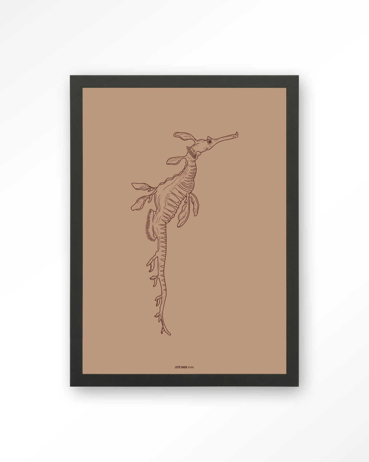 Lau Lau – zeedraakje lijntekening – Art print – Hout zwart
