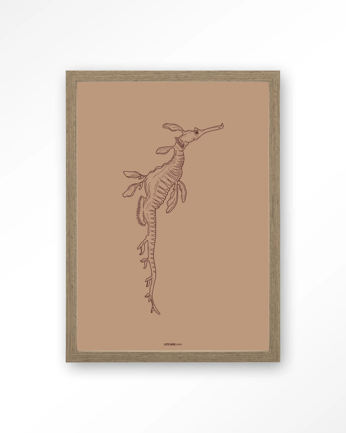 Lau Lau – zeedraakje lijntekening – Art print – Hout bruin