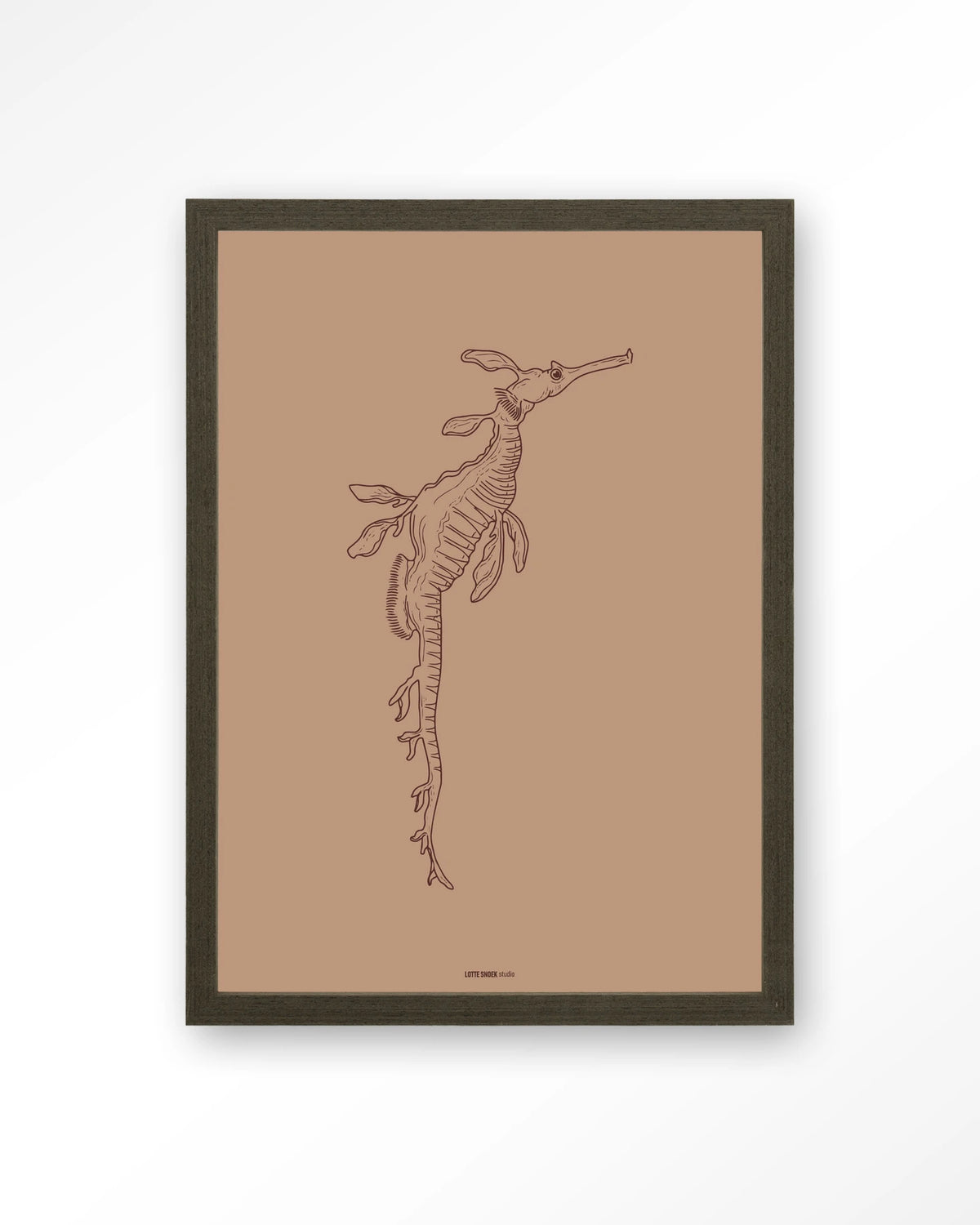 Lau Lau – zeedraakje lijntekening – Art print – Hout donkerbruin
