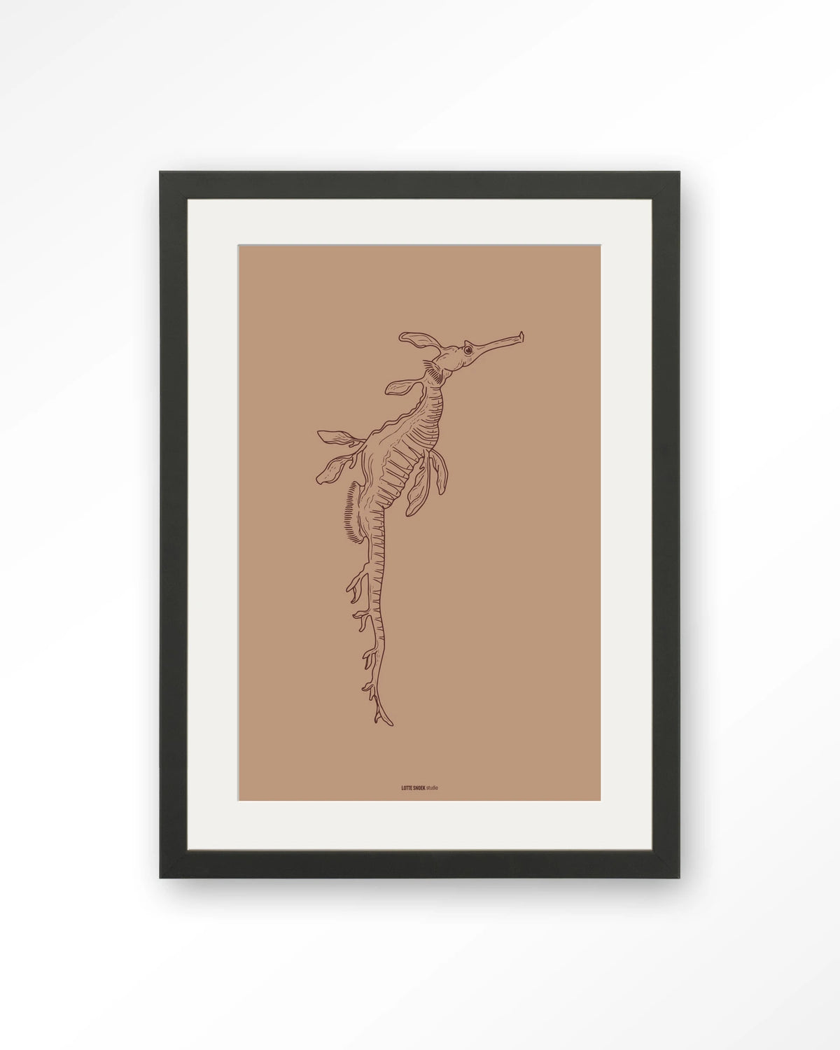 Lau Lau – zeedraakje lijntekening – Art print – Hout zwart + passe-partout